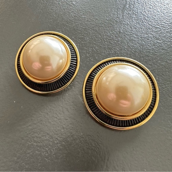Vintage Oversized Faux Pearl Earrings Gold Tone Textured Rim Clip On 80s 90s - Picture 2 of 8